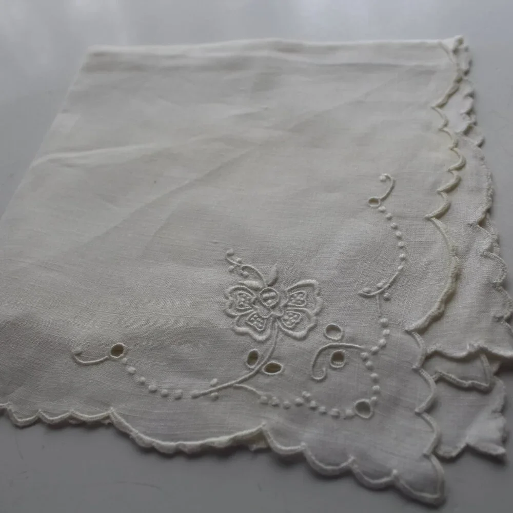 Set of 4 Cloth Linen Off White Embroidered Scalloped Edge Napkins